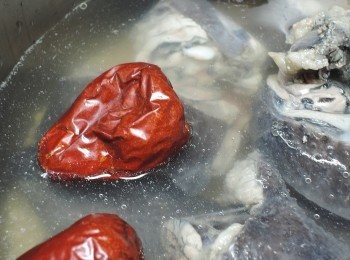 step3: 放入新疆大紅棗，可在紅棗側邊先劃一刀，讓紅棗的甜味更容易融入湯汁中，入米酒跟鹽巴，電鍋外鍋三杯水，跳開後就完成囉!!