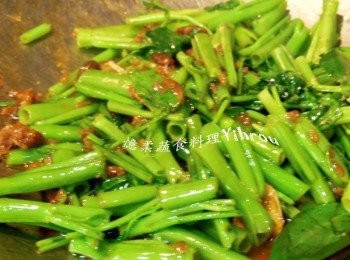 step3: 空心菜洗淨瀝乾水分，根部先加入做法2中炒15秒後加入熱開水和檸檬汁，水滾加入葉尾部快炒1分鐘