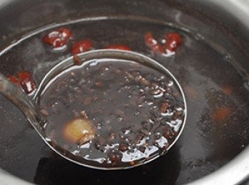step9: 熱呼呼的桂圓紫米粥完成，即可食用，
也可以加少許牛奶or椰奶，風味會有更多變化。