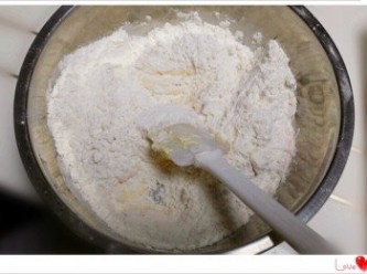 step2: 加入芝士粉，再加入過篩的低筋麵粉，用橡皮刮刀拌勻，拌好的麵糊揉捏成團。