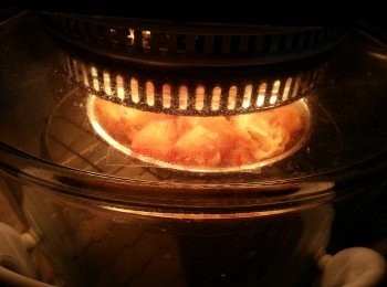 step2: 油條切一片片,用光波爐180c波2分鐘待香脆