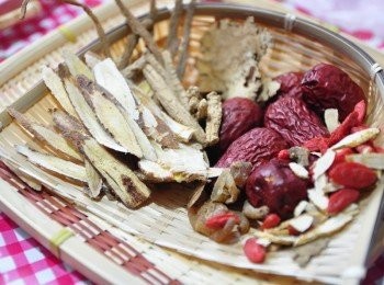 step2: 這是適合全家大小可以補的中藥帖(特殊或重大疾病除外) 當歸、川芎、黨蔘、玉竹、枸杞、黃耆、甘草、大紅棗、薑片