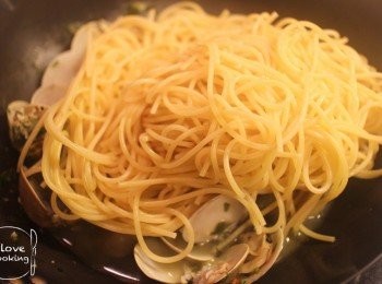 step9: 熄火後加入意粉拌勻, 食得!!