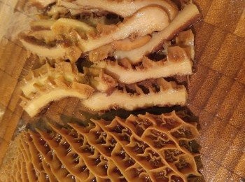 臨食前將凍牛肚切絲。