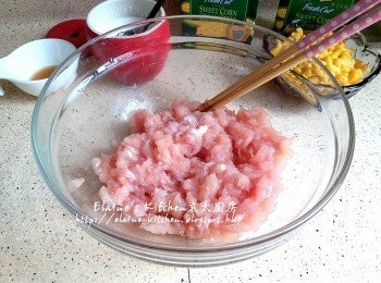 step7: 雞柳切條再切粒後剁成蓉 , 放入大碗內加少許鹽及酒拌勻靜待30分鐘