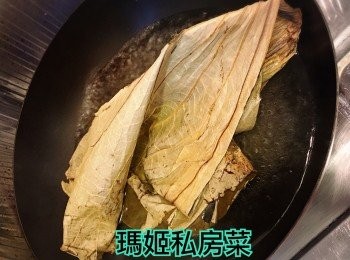 step5: 荷葉用水沖洗👉🏻煲滾水👉🏻放荷葉滾一下👉🏻取起