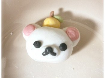 step4: 用剩餘一點糯米粉，加水搓成粉團，造成小白熊形狀。