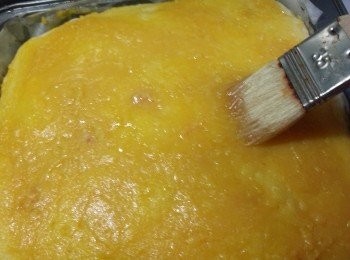 step17: 將蒸好40分鐘的糕搽上一層蛋白(搽蛋白作用是容易痴實第四層粉糰)