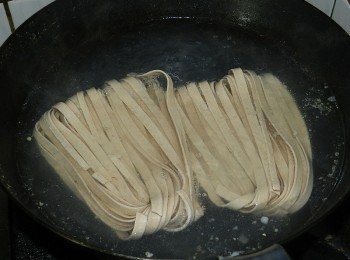 step7: 再起一鍋水，或用剛剛燙青菜的水，把麵煮熟