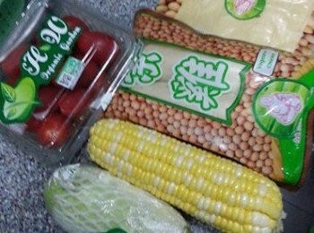 step1: 清洗<span class="group_1">食材</span>
剥出粟米粒
素雞及翠玉瓜切條