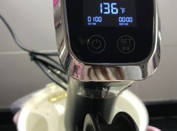 step4: 慢煮棒調較時間及溫度,
 放入鴨胸，並用夾夾實，慢煮攝氏57.5度(約華氏136度) 60分鐘