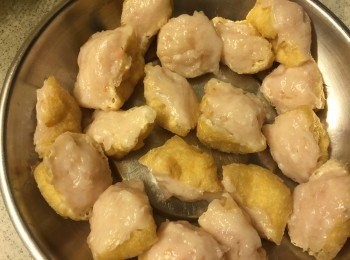 step2: 豆卜切件後加入已醃的蝦膠