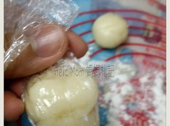 step5: 用保鮮紙(成人可用手套) 取出每份20g小塊滾圓。