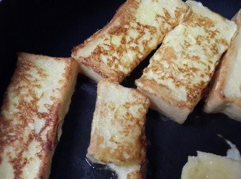 step5: 待吐司4面都煎至金黃即可~承盤淋上煉乳灑上一些細砂糖及巧克力豆即可