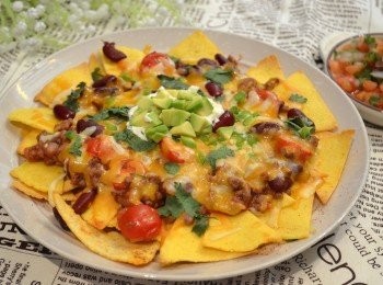 step12: Nachos 是一道玉米片料理，可在玉米片上加入肉醬，再放上芝士絲或其他配料，如洋蔥、番茄、紅腰豆、辣椒、橄欖等，然後烤至芝士融化後享用。