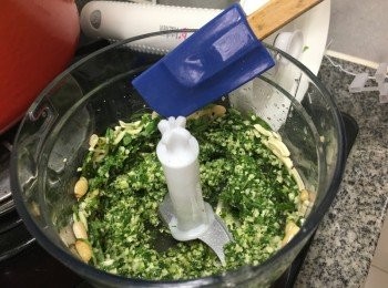 step4: 開機打30-40秒後, 可以打開用膠刮將未打溶的攪拌一下, 再開機打至完全成醬, 若太乾身可以加橄欖油, 若太淡身可以加海鹽