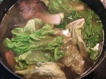 step6: 牛肉柔軟後，加入<span class="group_2">調味料</span>，試喝調整；加入米酒後開大火再次煮滾，最後放入小白菜煮熟。