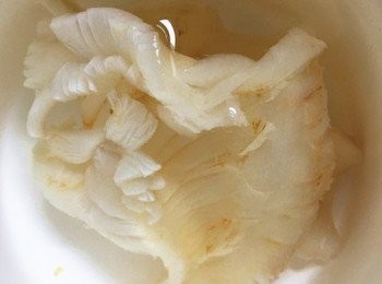 step2: 我買的花膠是乾貨狀的，所以必須提前泡發，方法是在網上看到的，覺得還挺實用，蒸餾水（礦泉水）提前一晚泡發，第二天，用80攝氏度的水溫泡發2-3h 然後扔進冰水中，這樣花膠就會比原來的體積大上號幾倍。