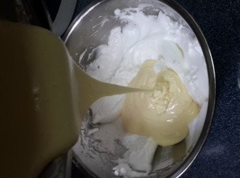 step6: 由高处倒入剩下的蛋白中再用拌切法拌勻;