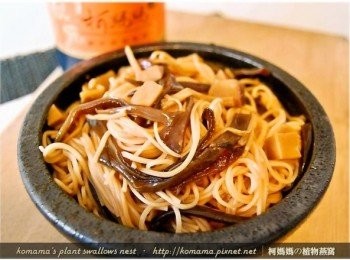 step5: 黑木耳菇菇醬的清脆爽口，搭配雞絲麵的滑溜咬勁，兩者拌一拌，就是一道簡易的輕食料理！
