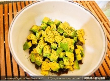 step5: 加入由檸檬汁、蘿勒葉、鹽、胡椒與蘋果醋調和成的醬汁。