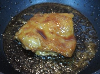 step6: 煮雞腿5-7分鐘至收汁濃稠，熄火放涼少許切件。