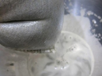 step4: － 將芝麻漿倒入隔渣袋，用力將芝麻漿扭出來 （這個步驟我覺得是最花工夫的）