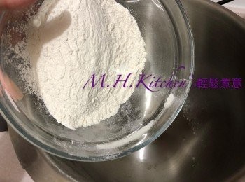step13: 高筋麵粉，低筋麵粉， 鹽，糖，發粉用攪拌機攪均