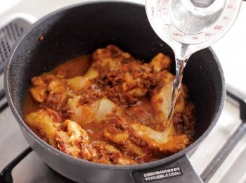 step12: 加水煮滾→轉大火，加水煮滾。