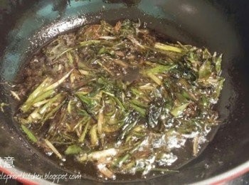 step3: 待葱變成金黄色時放入醬油和糖繼續泡，糖融化時就可以關火