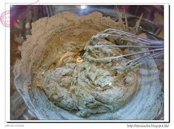 step5: 低筋麵粉及綠茶粉混合過篩。加入蛋黃糊中。用攪拌器輕力拌勻粉狀, 如片中攪拌一下後, 倒出攪拌器內麵糊, 再重覆至拌勻。