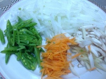 step2: 所有<span class="group_1">食材</span>（蔥末）切細條狀