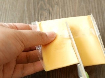 step3: 把芝士片剪開兩半備用。