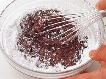 step4: 把糖粉一口氣加入，用打蛋器避免拌入空氣地攪拌混合(用打蛋器以磨擦缽盆底部的 方式來攪拌)。