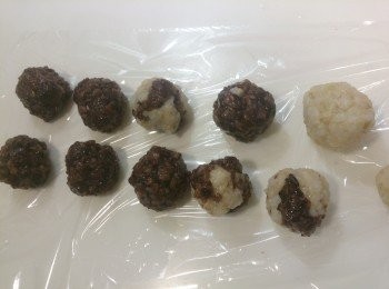 step2: 雙手沾白開水取適量搓成圓球蓋保鮮膜備用