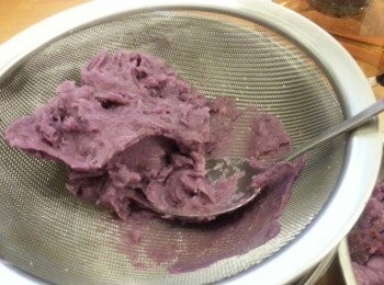 step4: 將已經打溶的紫薯過篩(作用是會令紫薯更滑身)