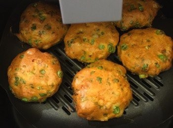 step5: 準備氣炸鍋（用煎盤），不需預熱，直接用湯匙將蝦膠逐一放在煎盤上，稍為壓扁用手塑造成圓餅型、再用手輕輕掃平滑表面（每個直徑約 4-5cm)，用 180 度焗 7-8 分鐘即可

（ * 沒有氣炸鍋的朋友可改用煎的方法煮熟，將蝦滑用匙放到鍋上煎，用鑊剷輕輕按扁蝦滑球，用中火兩邊煎至金黃色）