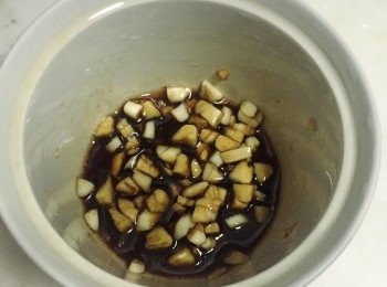 step4: 把蒜粒、鎮江醋、麻油及糖混合成涼拌醬料。(如可吃辣亦可同事加上辣椒油)。