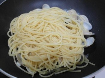 step4: 煮到蛤蠣全開後把煮好的義大利麵放進去~~ 快速的拌炒一下最後撒上胡椒粉即完成囉^^