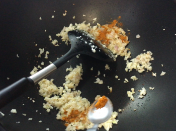 step3: 落油用鑊炒香蒜蓉和紅葱頭加入2茶匙咖喱粉炒香，續少加入半腕調味汁有蠔油（李錦記） 3湯匙，海鮮醬 2湯匙，豉油 2.5湯匙,雞粉 1茶匙,水 4碗略炒。