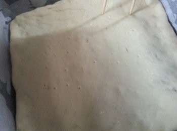 step7: 將其中一份粉糰用麵棍碌成四方型,舖上焗盤上,用竹籤於四周插上洞(插洞作用是防止蒸時粉糰脹起)