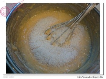 step8: 加入椰絲拌勻。