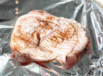step4: 再以錫箔紙將腿排包覆