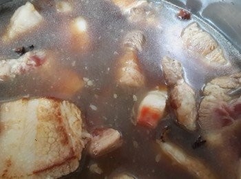 step2: 炒到5分熟食倒入約2碗的醬油嗆鍋,在倒入適量的水蓋到肉即可,水滾後~轉小火悶煮約20分,熄火蓋住鍋蓋悶30分後再轉文火煮20分悶30分,這樣煮出來的肉才會軟嫩喔