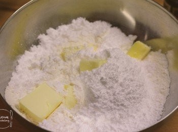 step1: 低筋麵粉及糖粉過篩, 加入切成方粒牛油, 用手指掐成沙粒狀