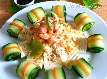 step1: 做法

蝦挑去腸去殼留尾, 水滾下少許鹽先拖熟, 過冷河后用廚紙索乾水份備用。
豆腐