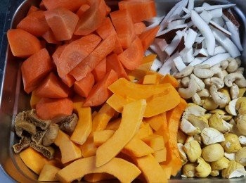 step3: 預備好所有湯料:南瓜去皮切片,甘筍去皮切角,無花果剪開一片片待容易出味