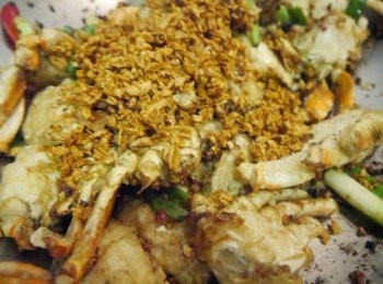 step12: *最後再倒入炸好的蒜酥攪拌即可上菜。