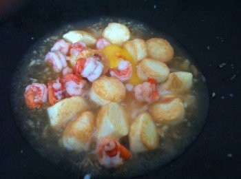 step4: 馬上把雞蛋打入鍋內，加入芡水快速炒翻。