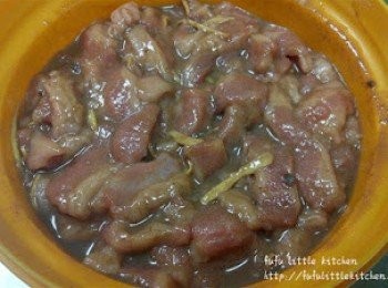 step1: 豬頸肉洗淨後，切片後用醃料醃約半小時。